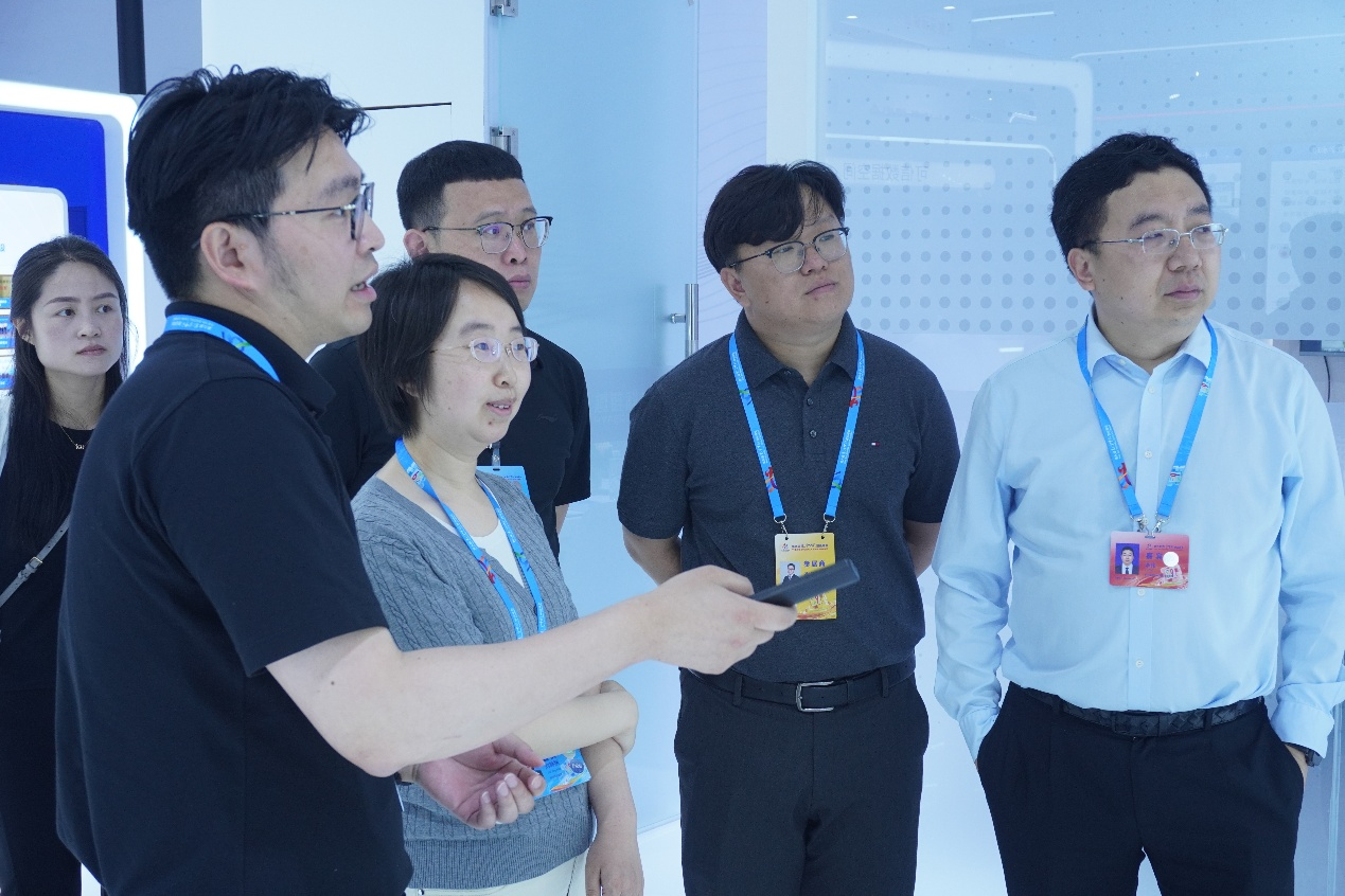 華翔智聯(lián)重磅亮相中國數(shù)字峰會：以“產(chǎn)業(yè)深知+數(shù)字技術(shù)”雙輪驅(qū)動，深度賦能智能制造